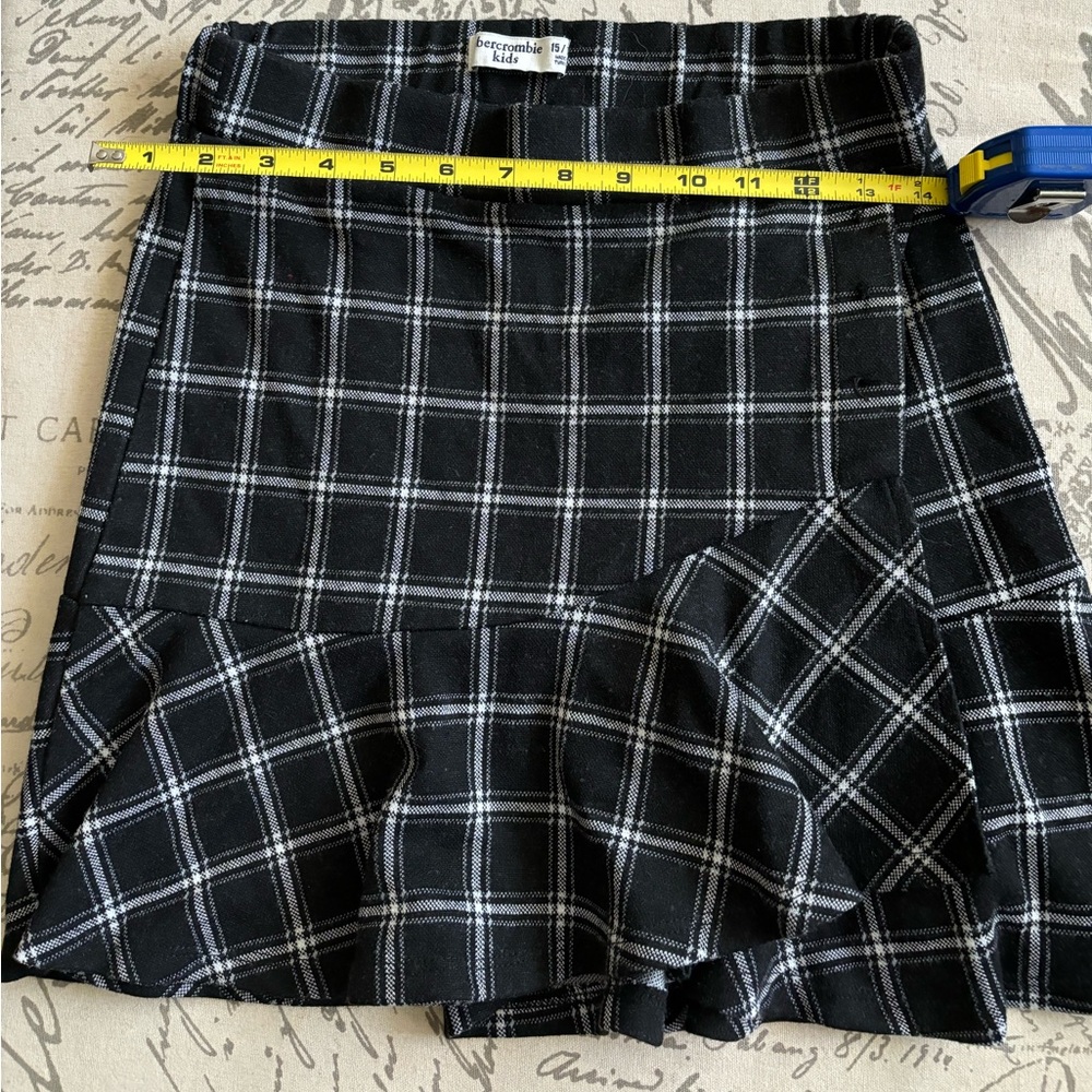 Abercrombie Kids black /white plaid pull-on flannel skirt. Girls size 15/16.